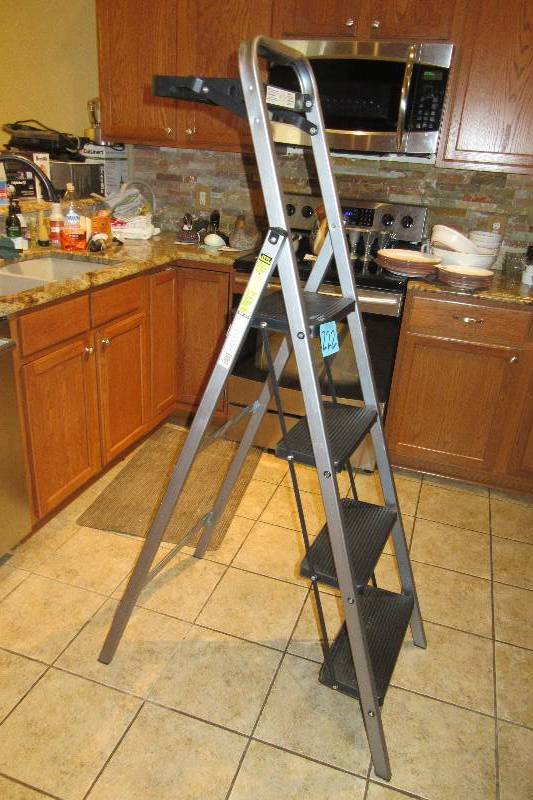 lot 222 image: Nice 3 ft folding step ladder