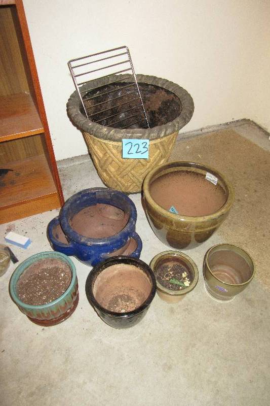lot 223 image: Lot of porcelain Flower pots