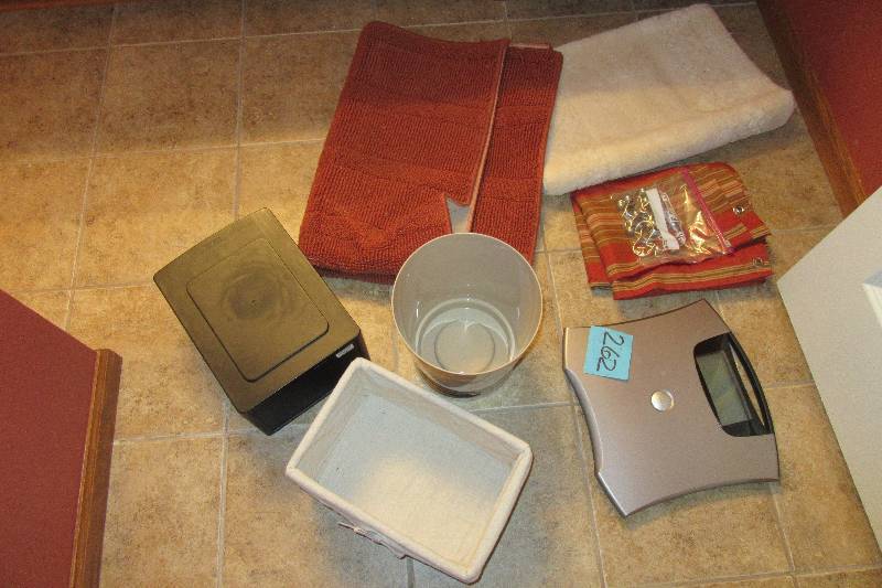 lot 262 image: Lot of Bathroom accessories