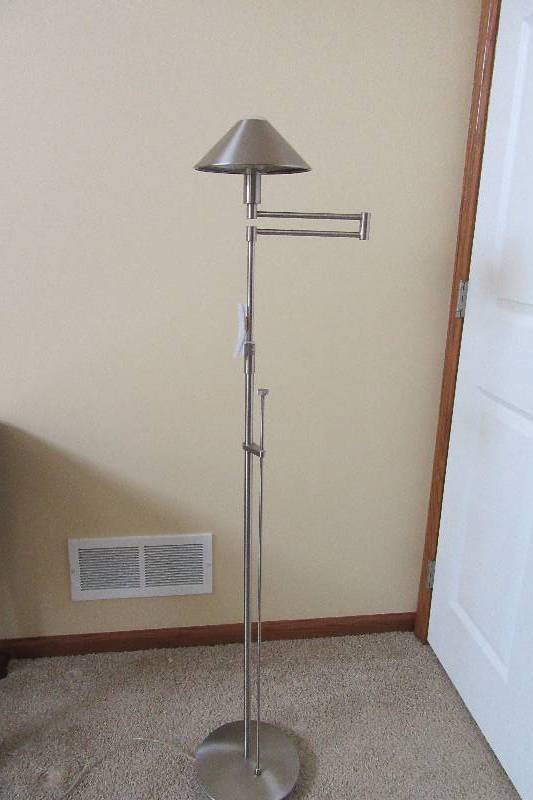lot 47 image: Halogen Swing Arm Floor Lamp