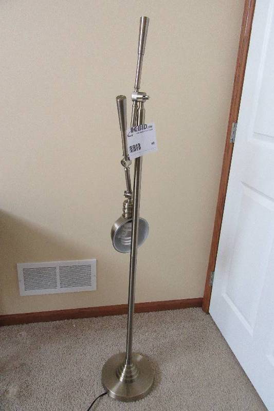lot 48 image: AdjustableSwing Floor Lamp.