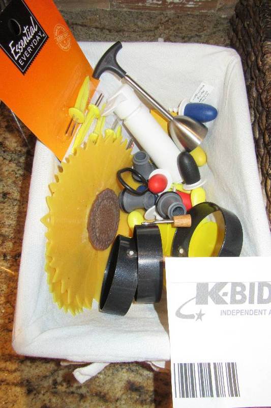 lot 86 image: Misc. Kitchen accessories as pictured.