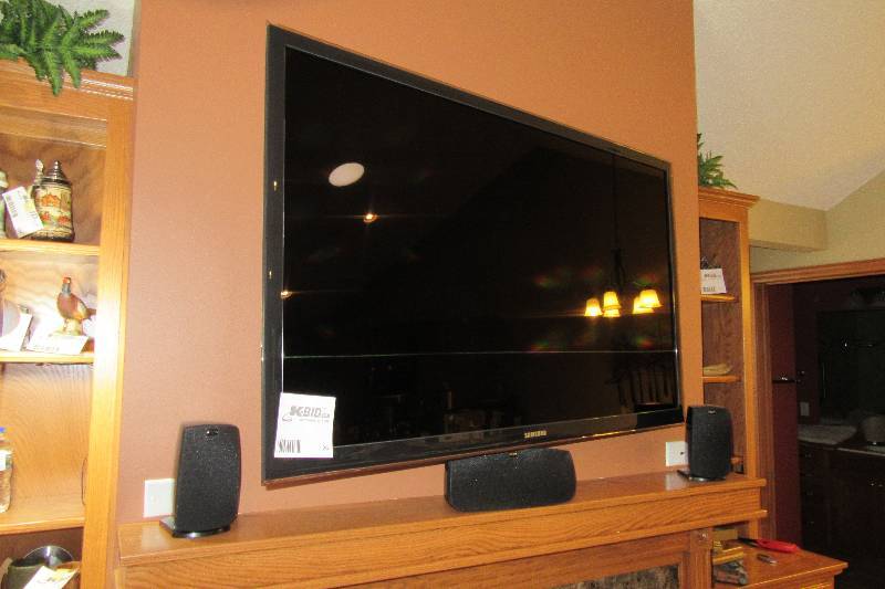 lot 26 image: Samsung 55 in Flat Screen TV and Walll Hanger..