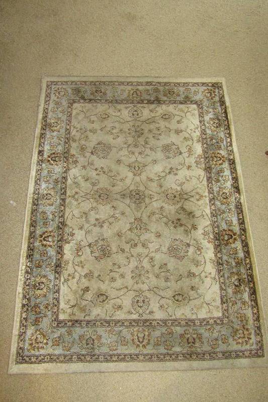 lot 185 image: Wool Rug..