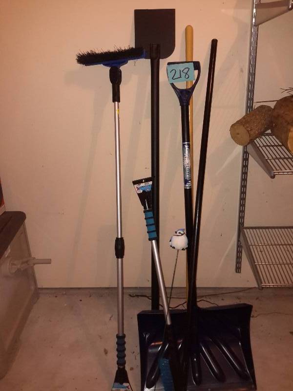 lot 218 image: Lot of shovels, brooms and other garage items as pictured