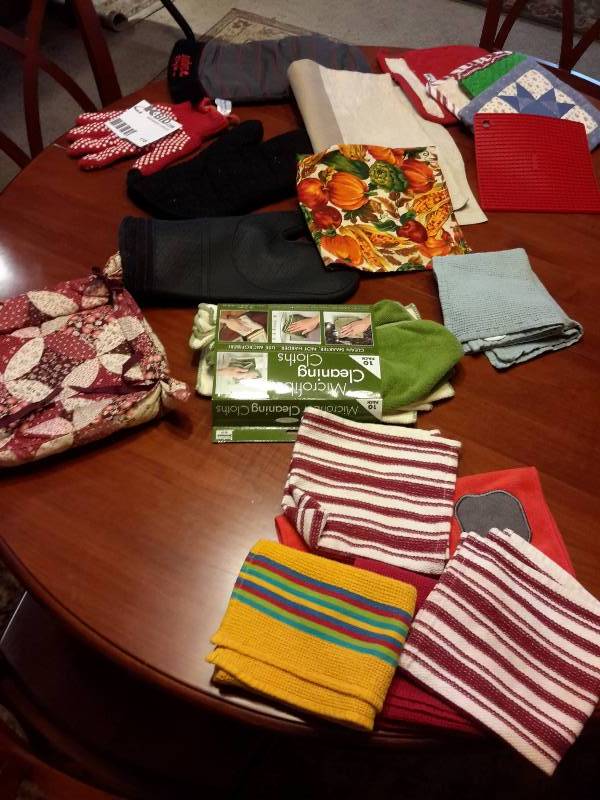 lot 118 image: Lot of pot holders as pictured