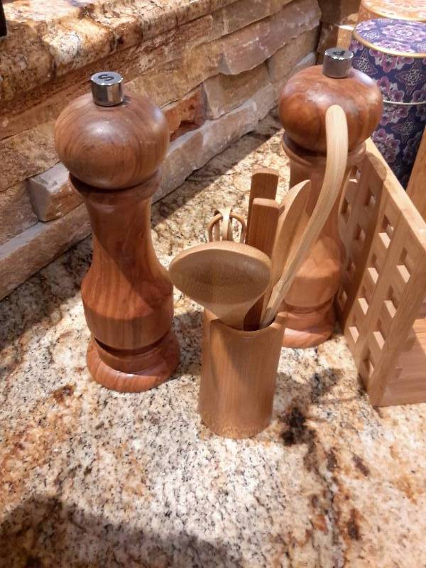 lot 113 image: Misc. Containers, Salt and Pepper