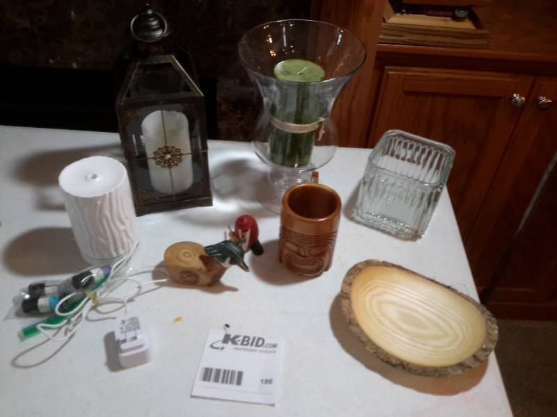 lot 186 image: Misc. Decorative items as pictured..