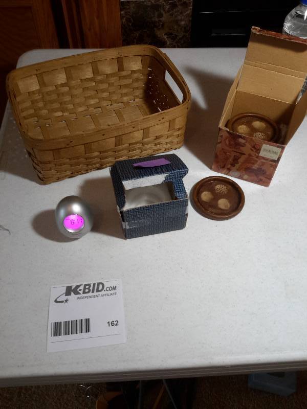 lot 162 image: Egg clock, date, timer, temp  set of 5 golf theme coasters. Nice woven basket