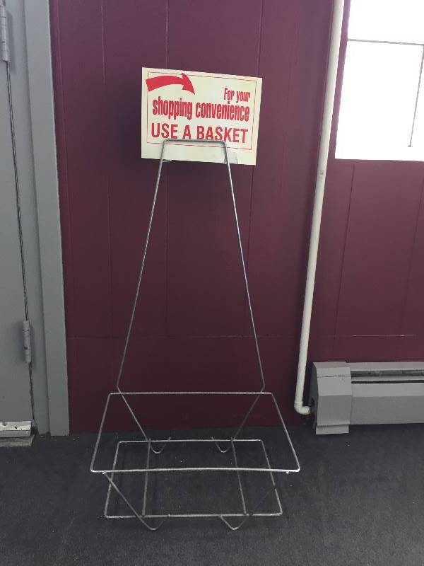lot 38 image: Vintage Metal Shopping Basket Holder