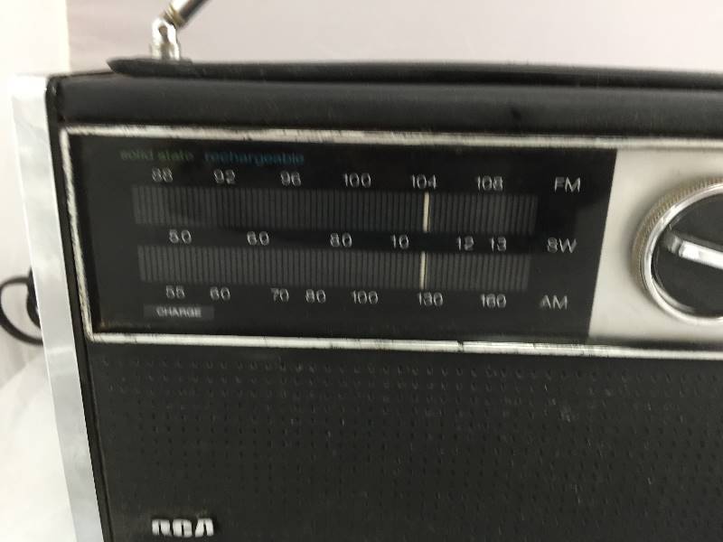 lot 78 image: Vintage RCA Portable AM FM Radio