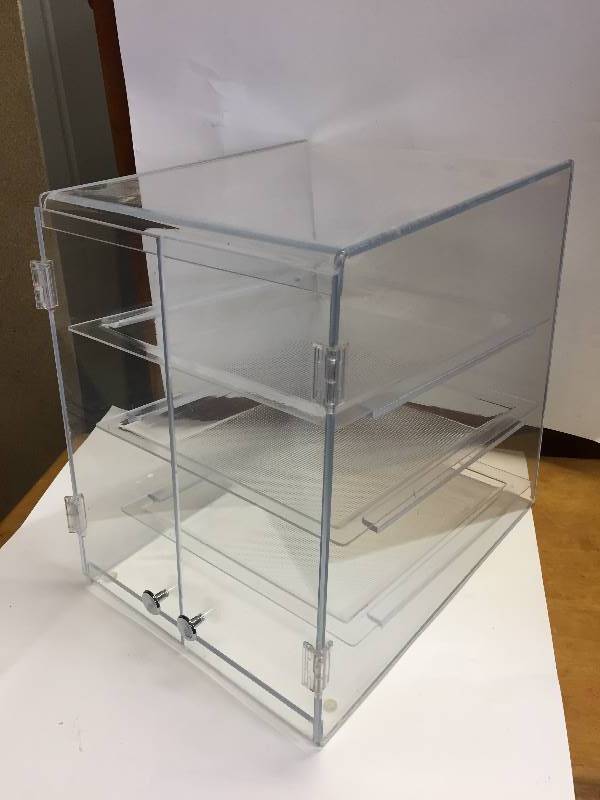 lot 85 image: Display Case - Removable Trays - Hinged Doors