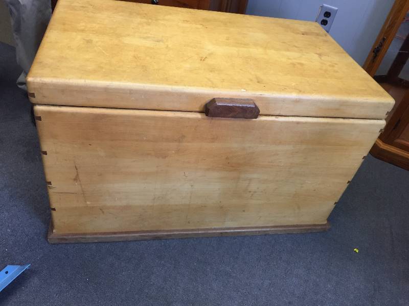 lot 119 image: Wood Cedar Chest