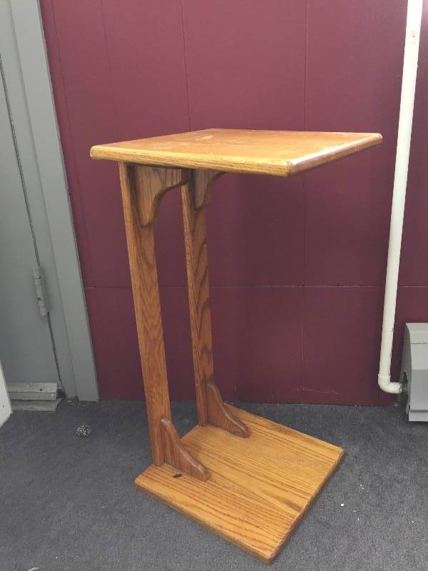 lot 118 image: Oak Under Sofa Table