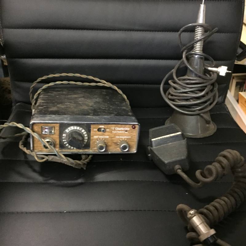 lot 12 image: Vintage Teaberry CB Trucker Radio & Antennae