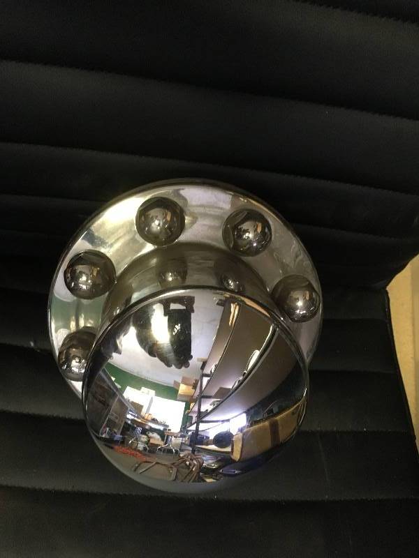 lot 88 image: Hubcap - Truck