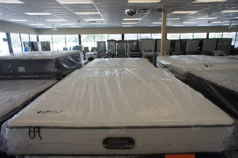 lot 19 image: NEW - QUEEN SIZE - Simmons Beautyrest  - VANDERBILT COLLECTION -  CLEARWATER - FIRM  - MATTRESS MSRP $1999.99