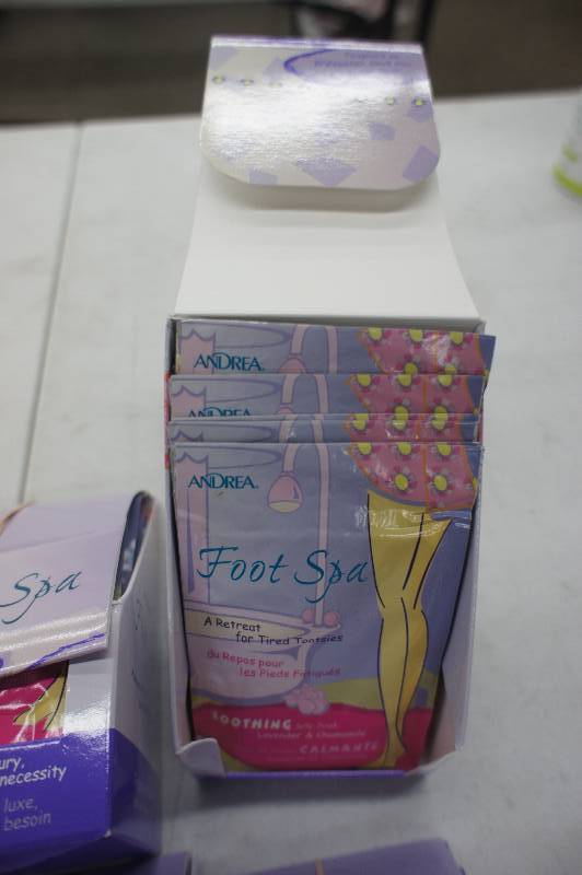 lot 60 image: Box of .5 oz footspa jelly soak