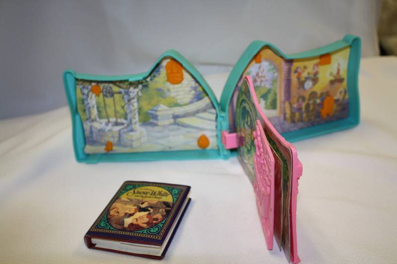 lot 3 image: Mini Snow White play house, Sleepy toy, Happy Key Chain, mini Snow White book