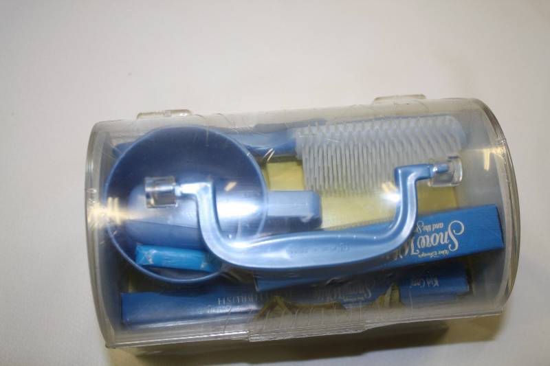 lot 6 image: Snow White Travel Case includes tissues, a comb, toothbrush, a cup and more