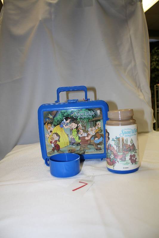 lot 7 image: Snow White Lunch Box with Mug