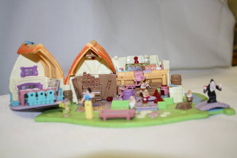 lot 10 image: Toy House with Snow White Characters