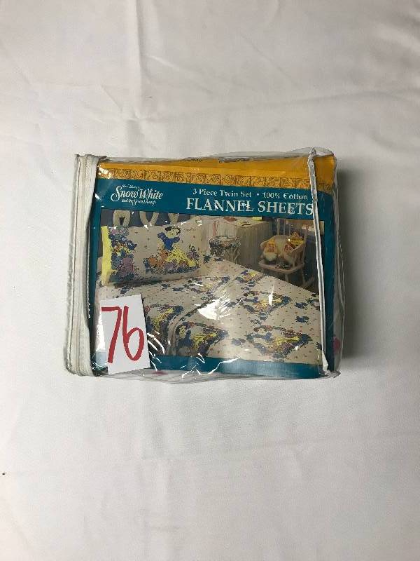 lot 76 image: Snow White three piece twin set flannel sheets