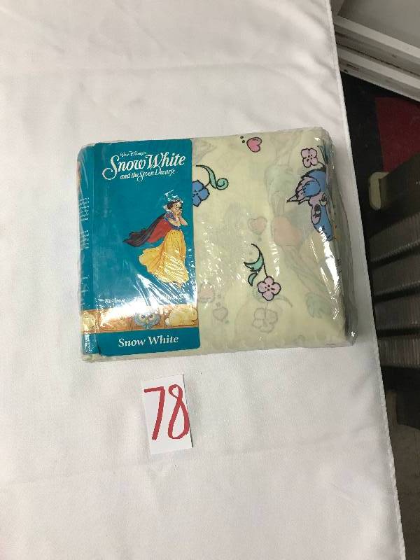 lot 78 image: Snow White three piece twin set (one flat sheet, one fitted sheet and one pillow case