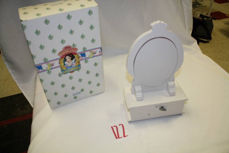 lot 122 image: Schmid Snow White Armoir Tune Someday My Prince Will Come