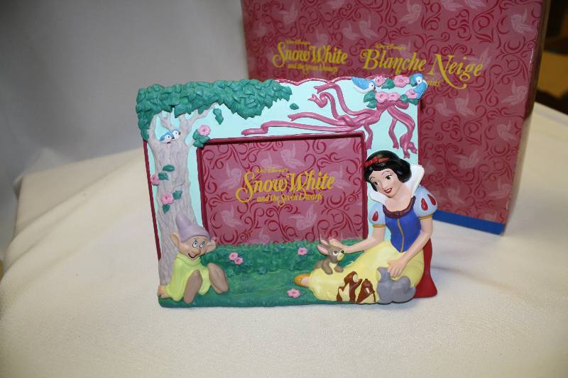 lot 125 image: Snow White picture Frame