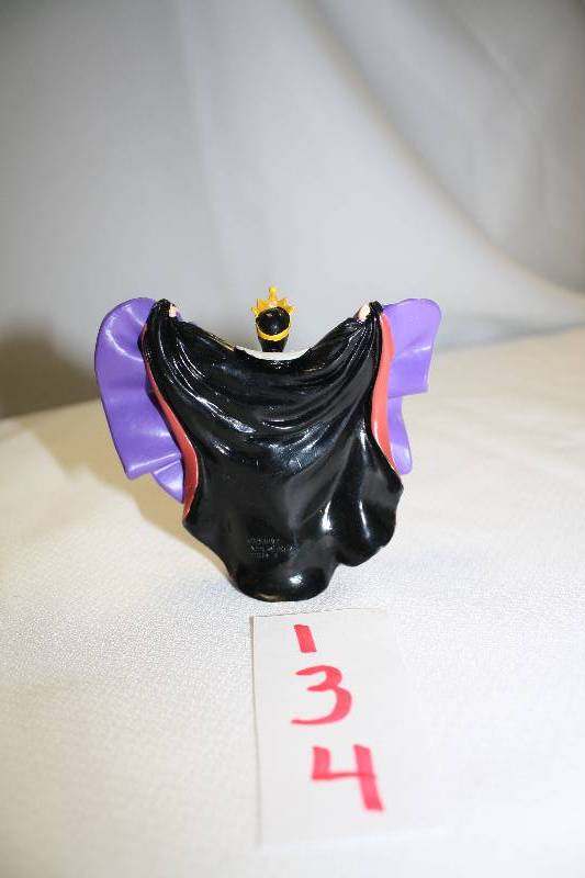 lot 134 image: Wicked Queen Figure