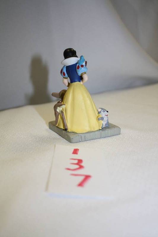 lot 137 image: Snow White and Animal Friends Figure