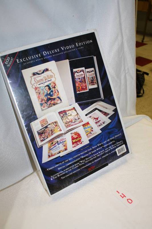lot 140 image: Snow White and the Seven Dwarfs Exclusive Deluxe Video Edition