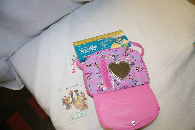 lot 142 image: Snow White Shoulder Handbag with Mirror and Comb