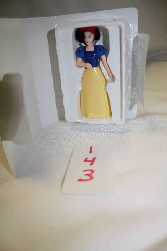 lot 143 image: Snow White McDonalds Toy