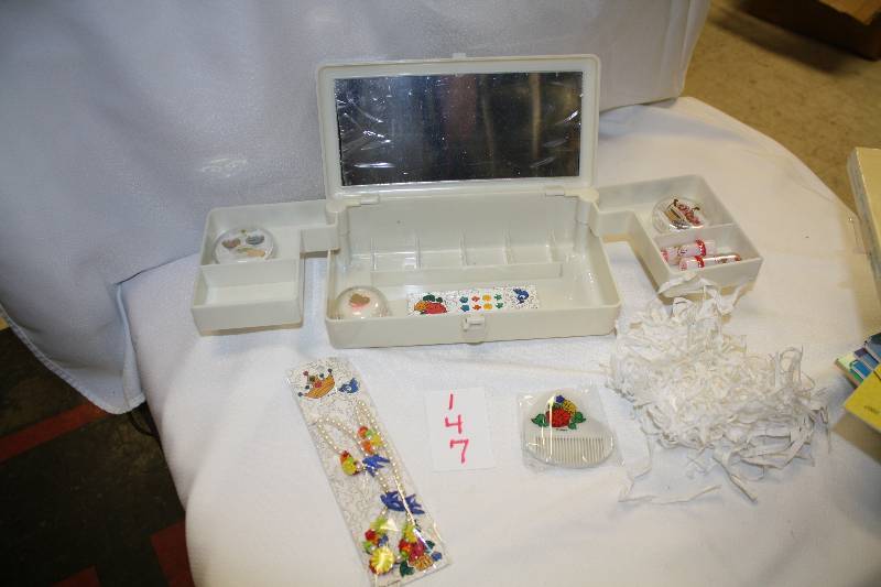lot 147 image: Snow white Makeup Container (Broken Latch)