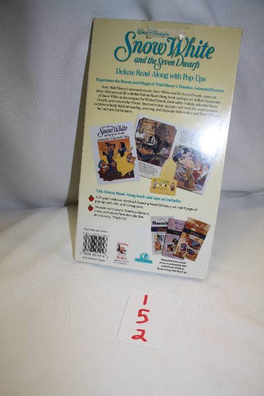lot 152 image: Snow White  Deluxe Read Along with Pop Ups