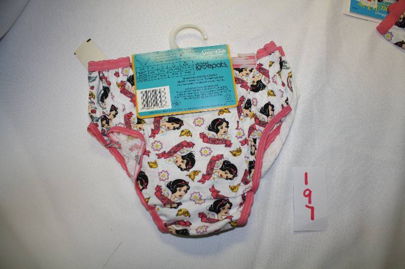 lot 197 image: Snow White 3 Girls Briefs Size S (4-6)
