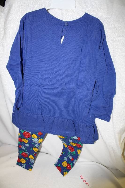lot 207 image: Snow White Outfit Size 4