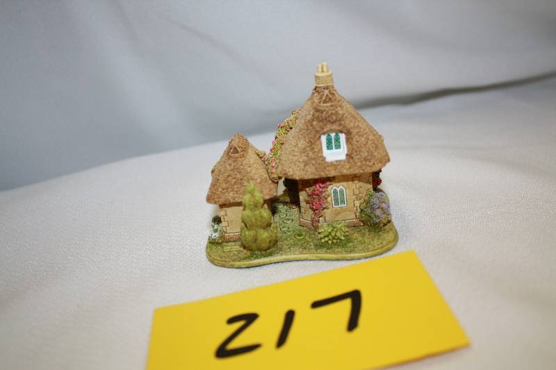 lot 217 image: Lilliput Lane Mother and Daughter