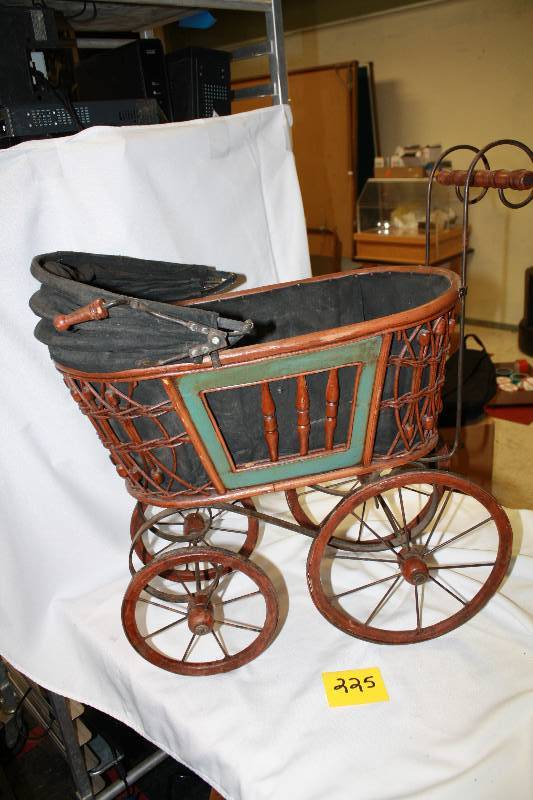 lot 225 image: Vintage Baby Carriage
