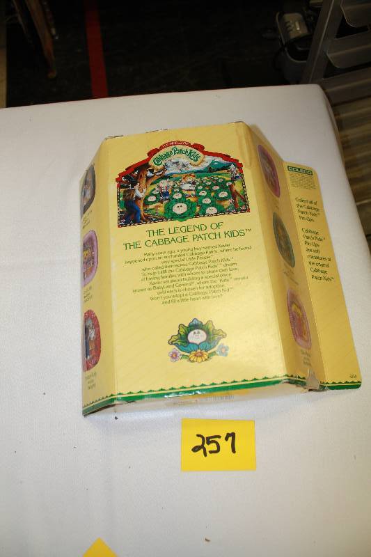 lot 257 image: Cabbage Patch Kids Pin-ups