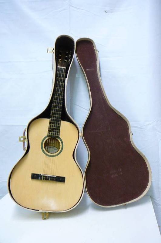 lot 3 image: Silverstone Classic Guitar