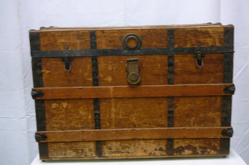 lot 4 image: Wooden Trunk
