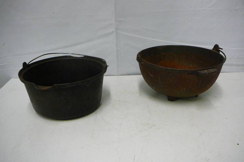 lot 7 image: Cast Iron Pots