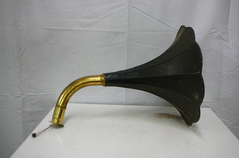 lot 10 image: Phonograph Horn