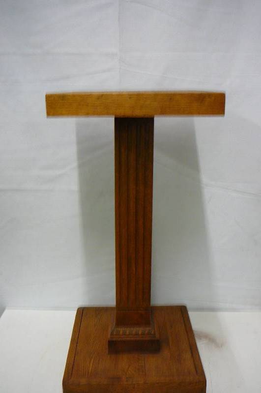 lot 11 image: Oak Stand