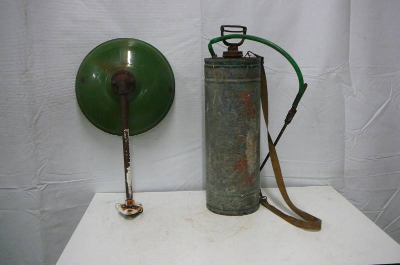 lot 30 image: Weed Sprayer & Outside Light