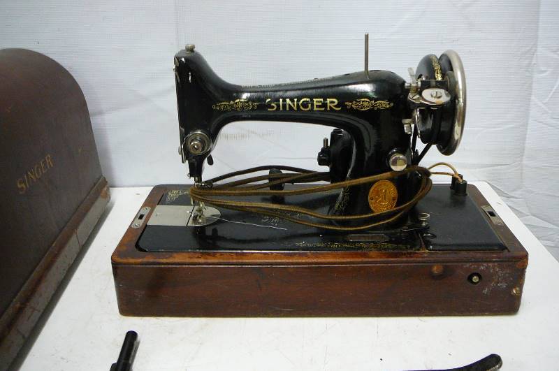 lot 41 image: Singer Sewing Machine