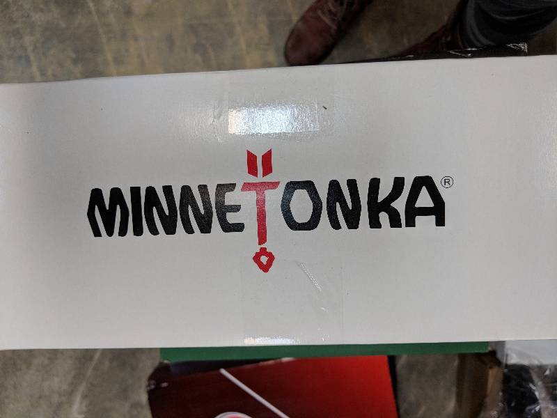 lot 40 image: Minnetonka Womens Classic Fringed Bootie - Brown 6